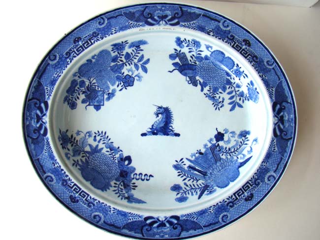 A fine and rare Chinese Export Porcelain FITZHUGH pattern large serving platter with Mazarin liner circa 1800 — image 3